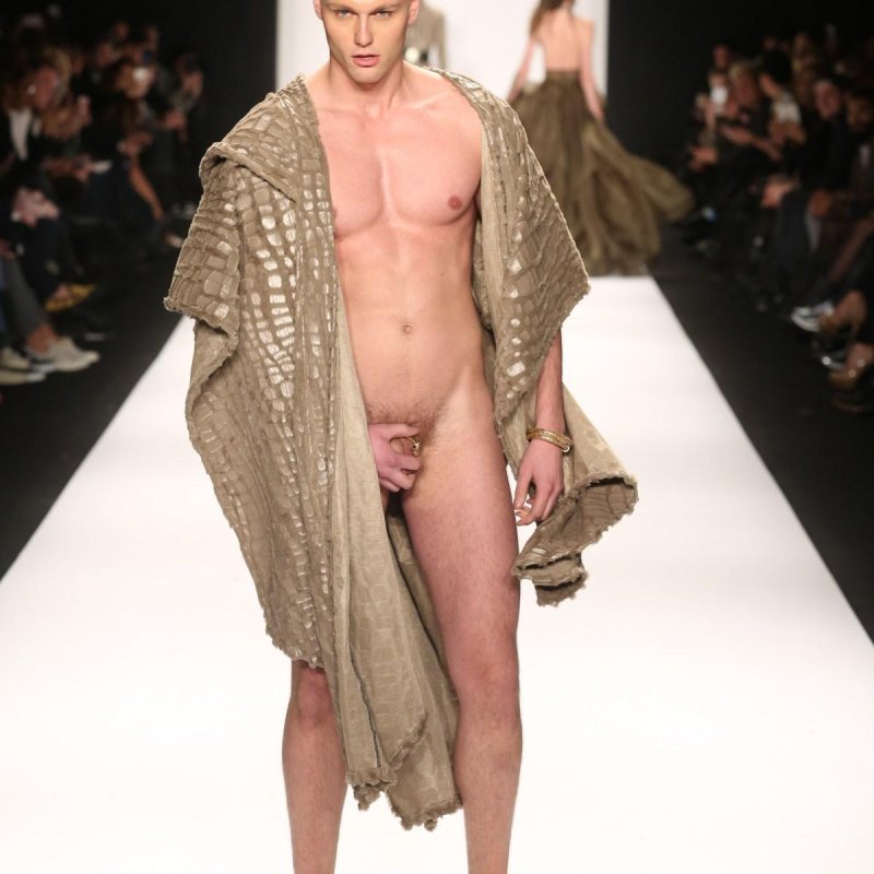 Голые показ мод