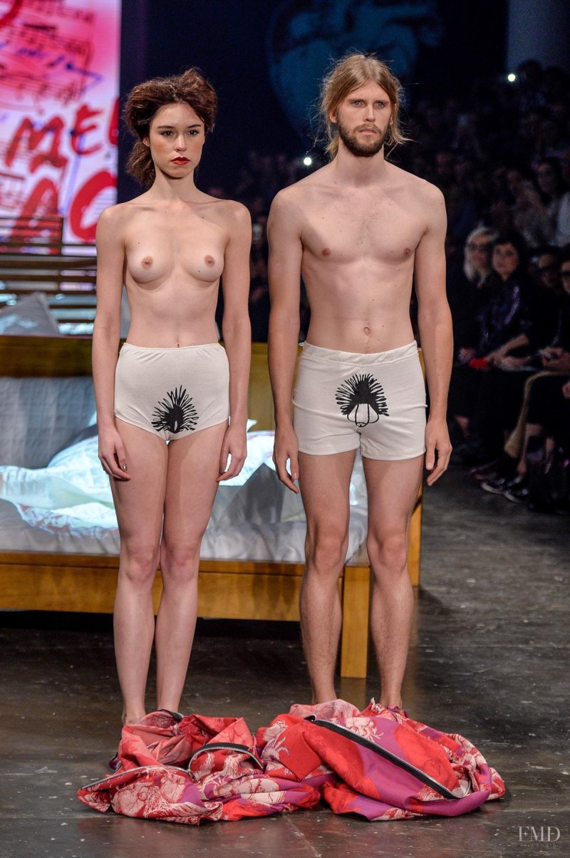 Показ голых