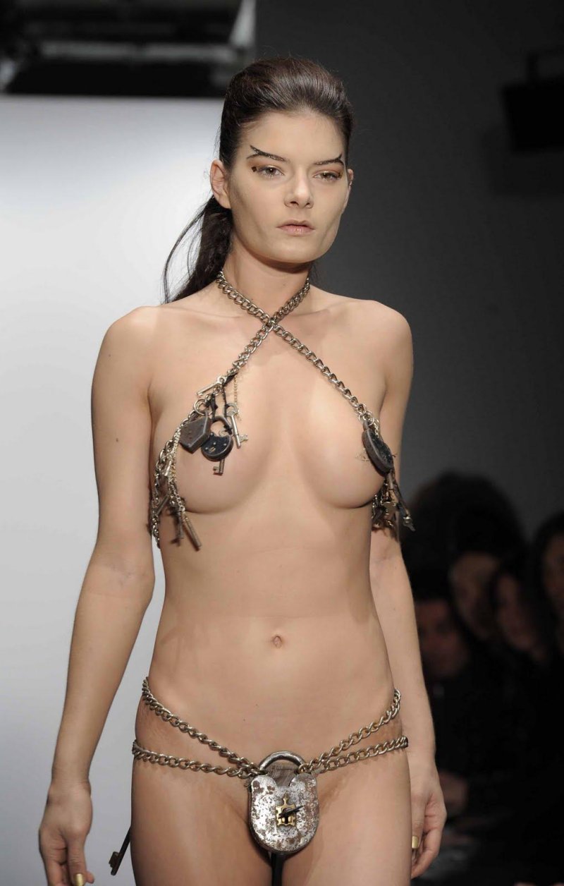 Голые фотомодели на показах