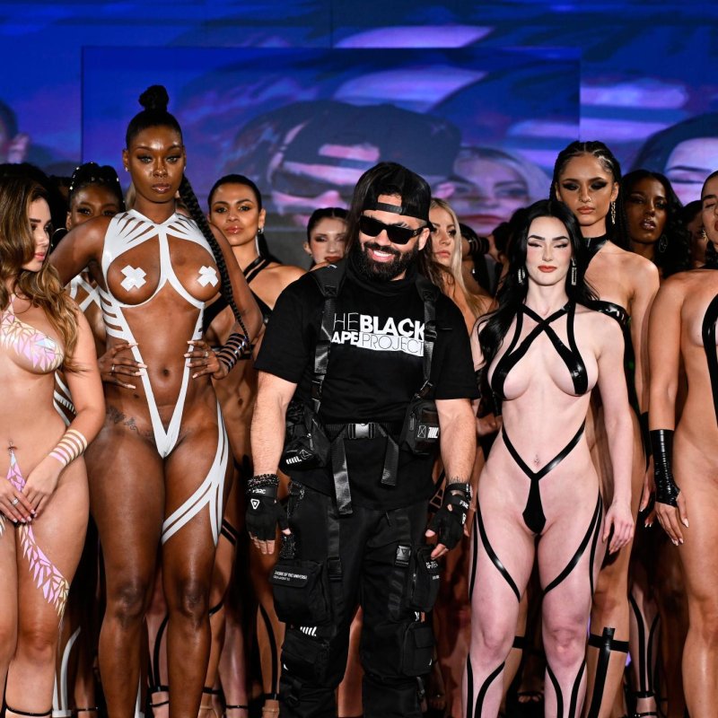 Показ голых моделей