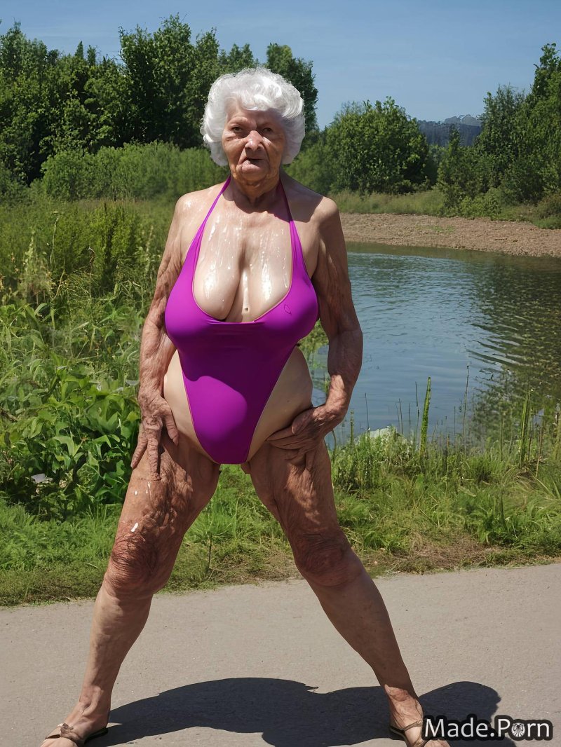 Старушка в купальнике