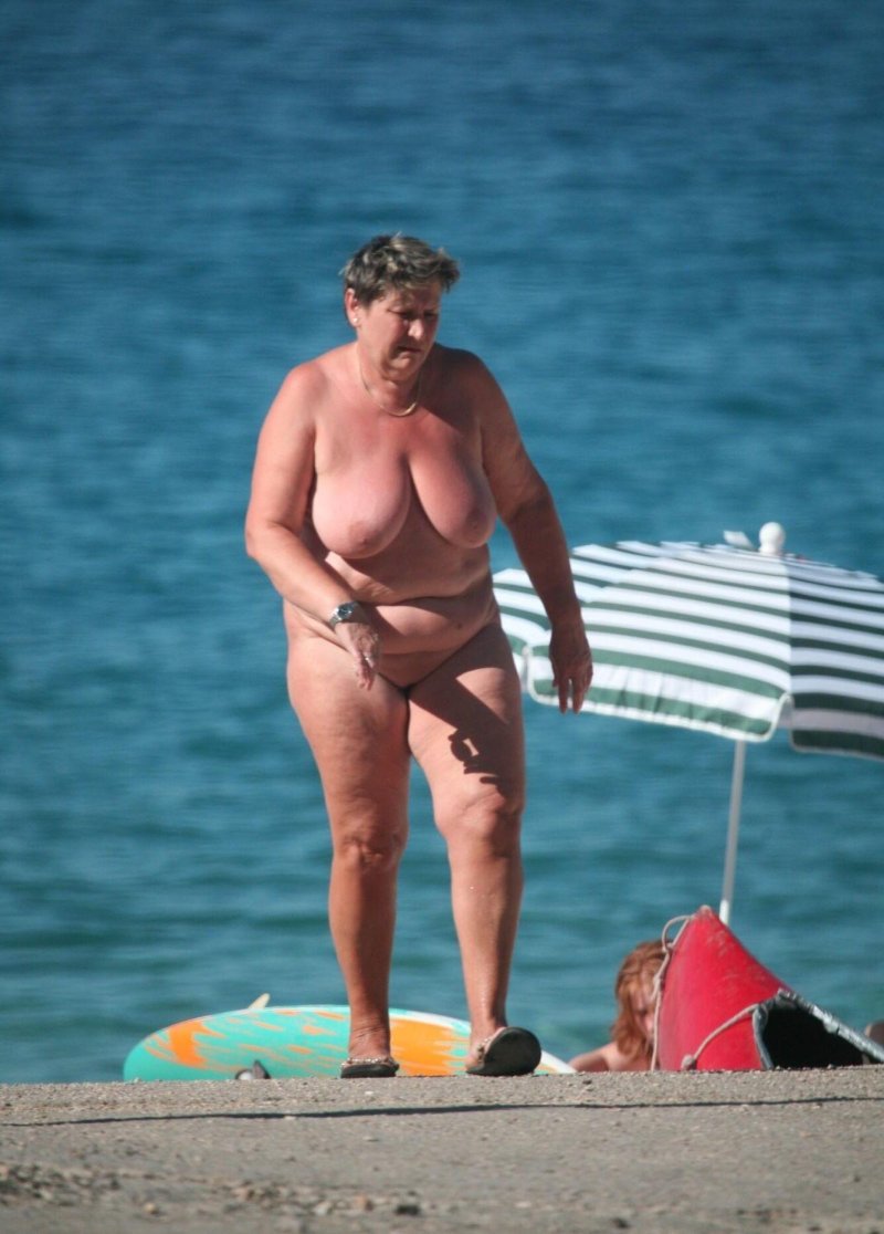 Голая бабушка на пляже