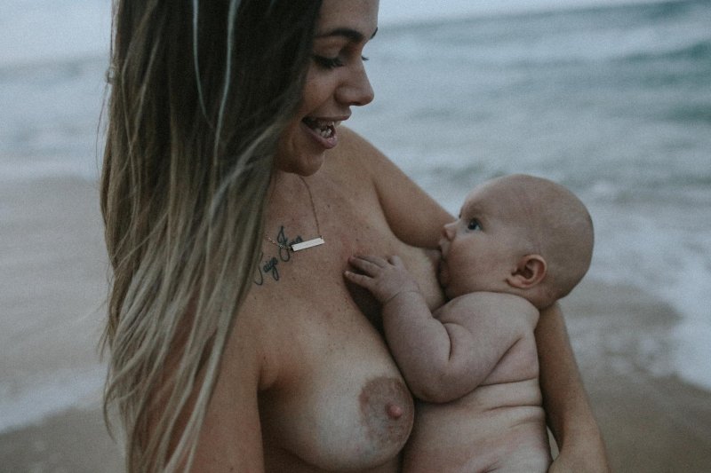 Грудное вскармливание на пляже