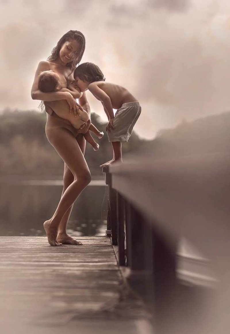 Эротическая фотосессия мамы и сына