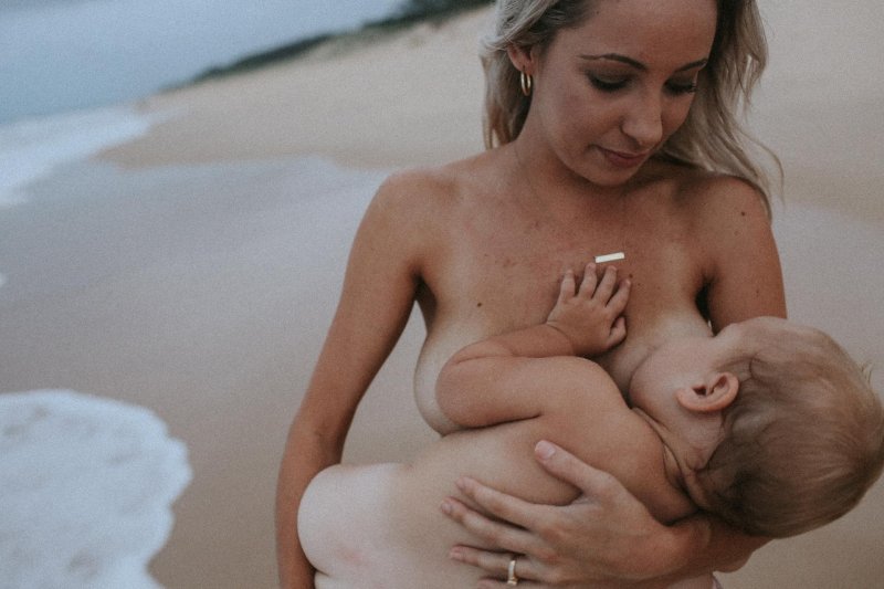 Breastfeeding топлесс