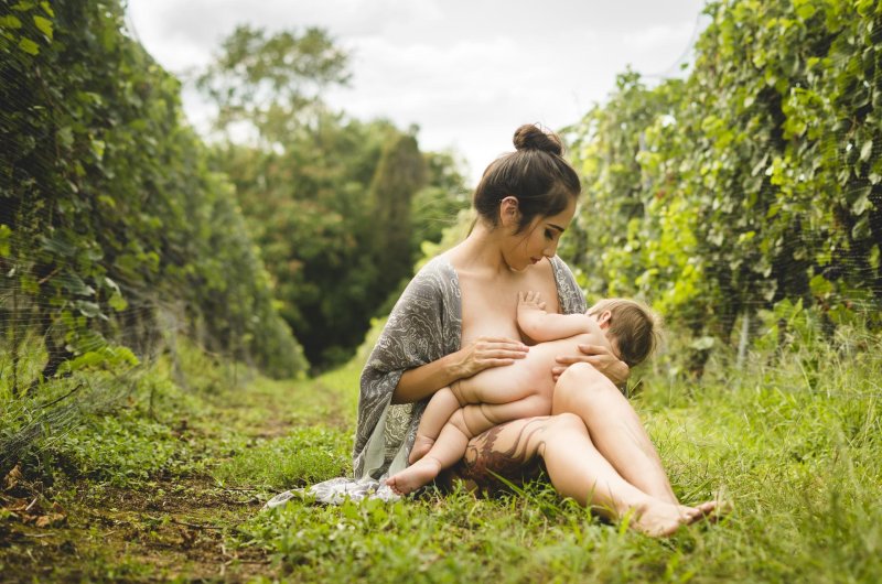 Кормит грудью