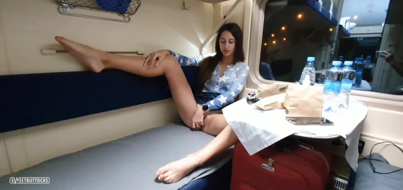 Девушка мастурбирует в поезде