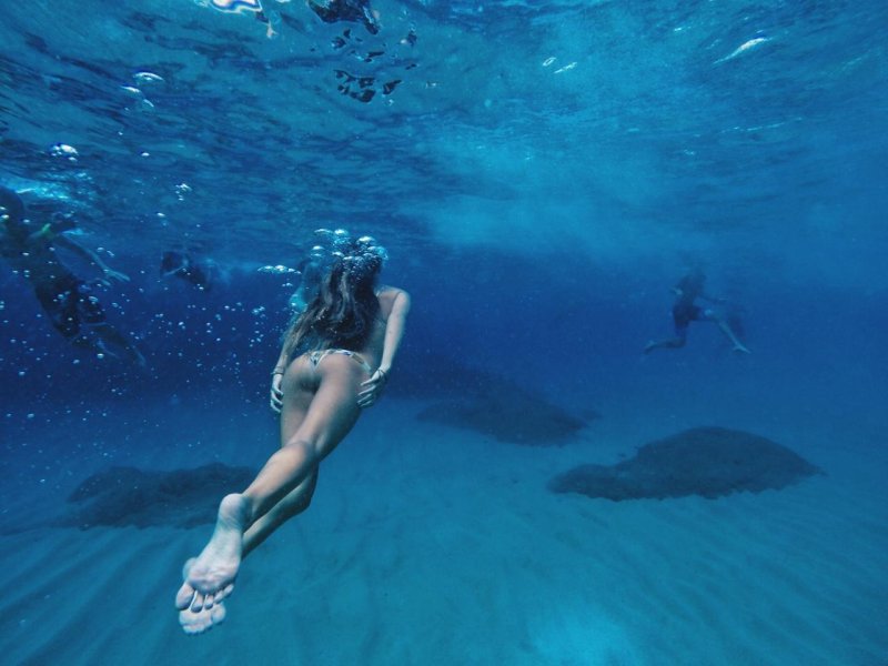 Девушки в воде и под водой
