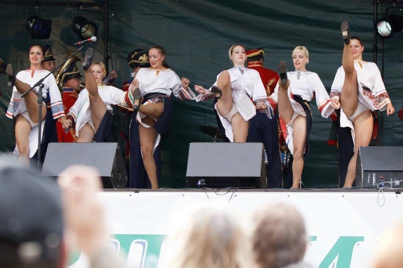 Девушки без трусиков на концерте