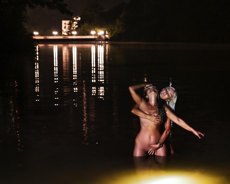 Ночные купания голышом
