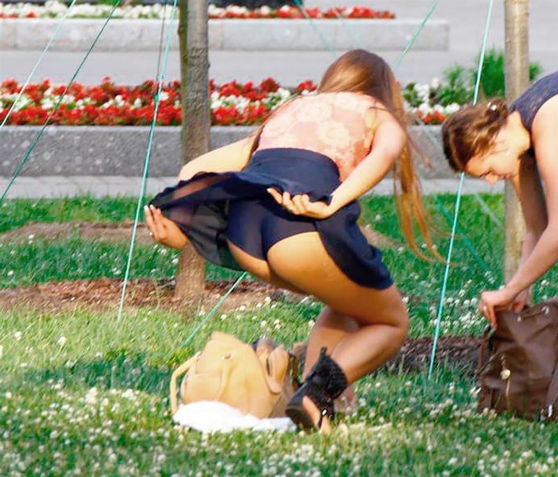 Задирает юбки