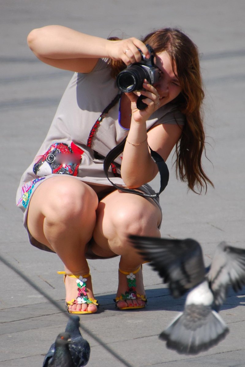 Села на корточки и засветила