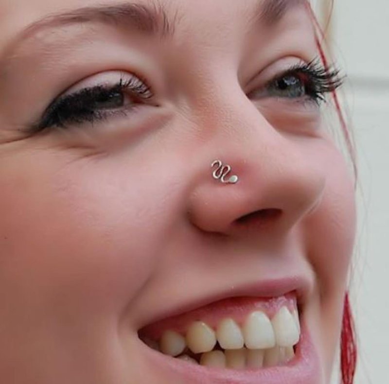 Пирсинг в нос гвоздик