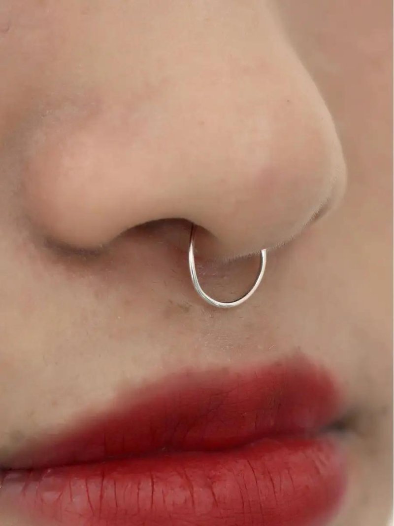 Пирсинг крыла носа кольцо