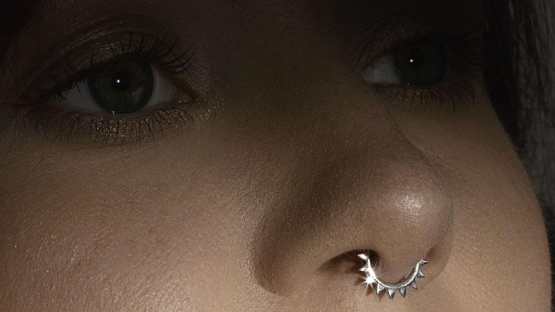 Прокол носа между глаз