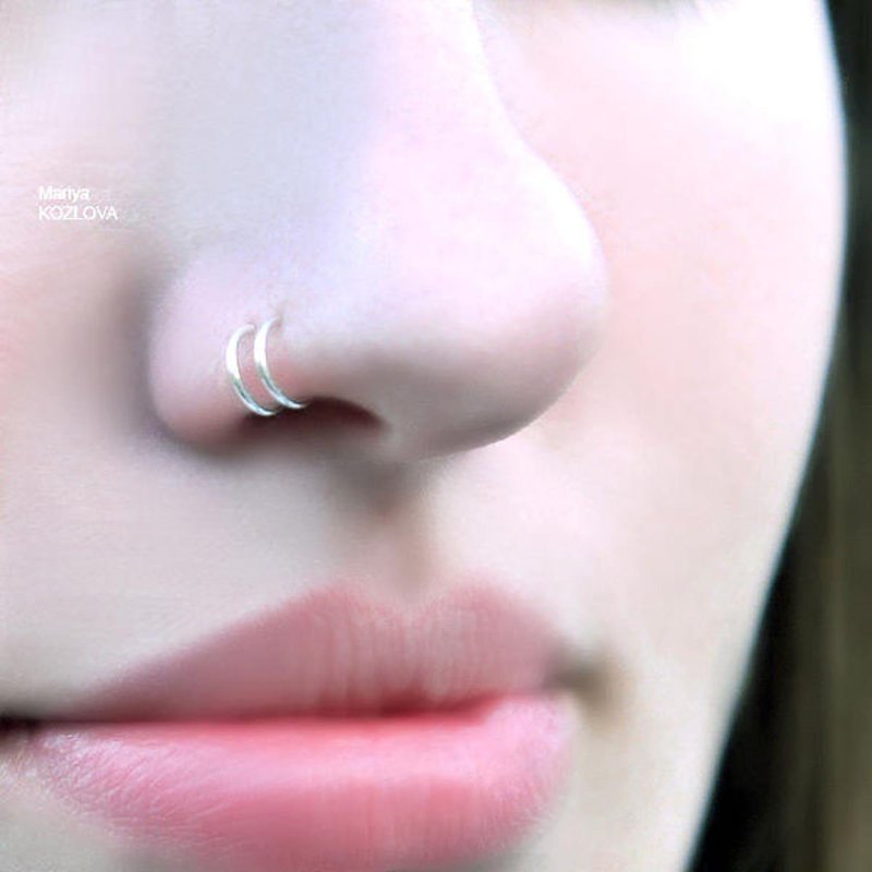 Септум сбоку носа кольцо прокол