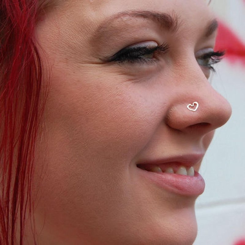 Пирсинг крыла носа гвоздик