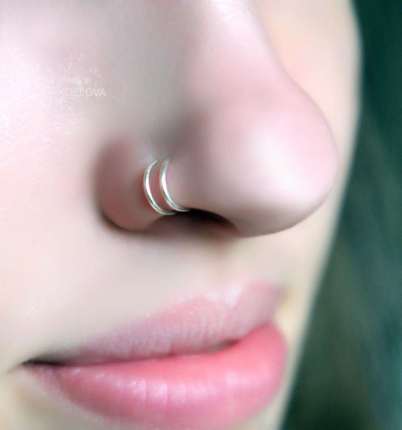 Пирсинг носа кольцо сбоку