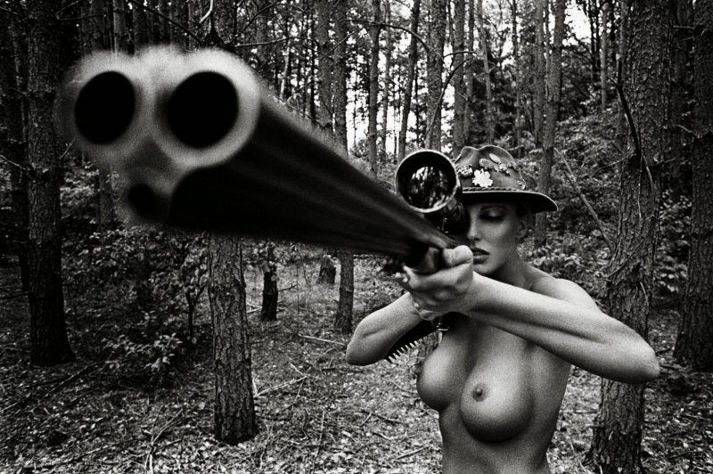 Голая с оружием