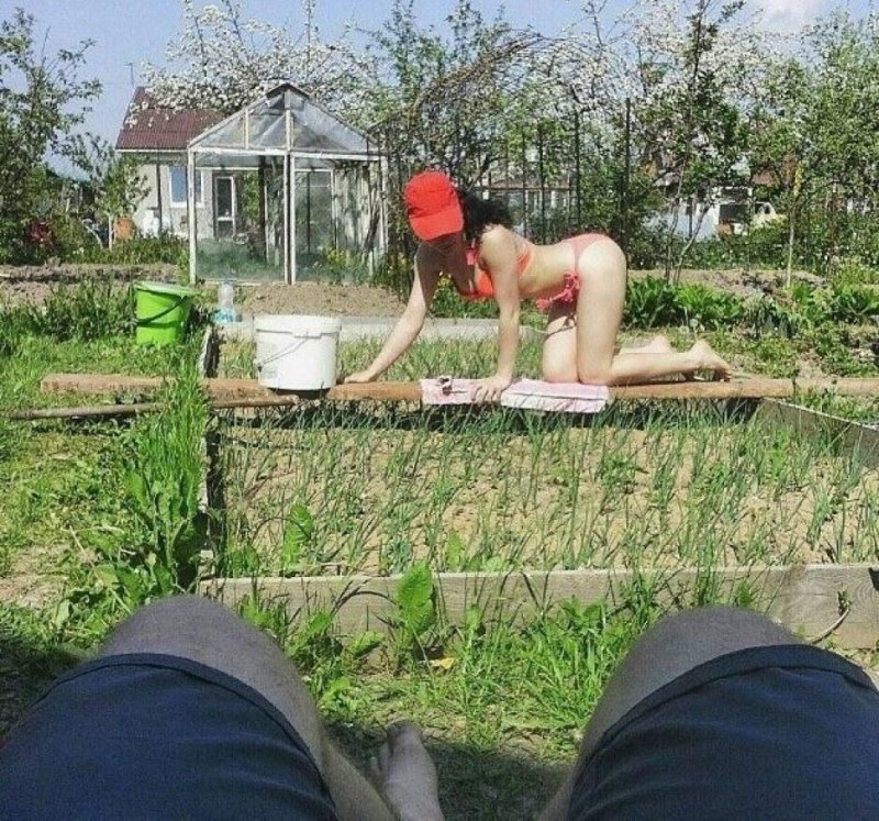 Загорает на даче