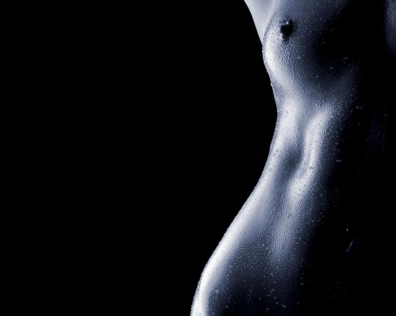 Белое мокрое голое тело