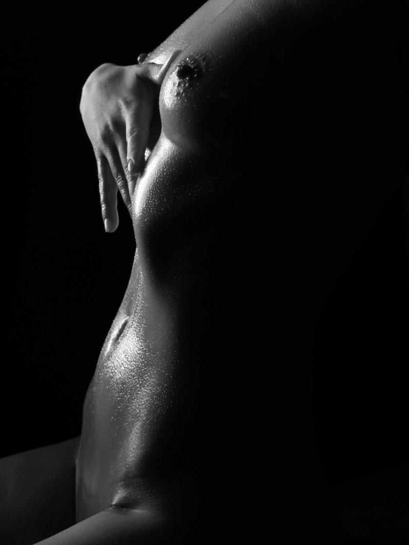 Красивое черно белое ню