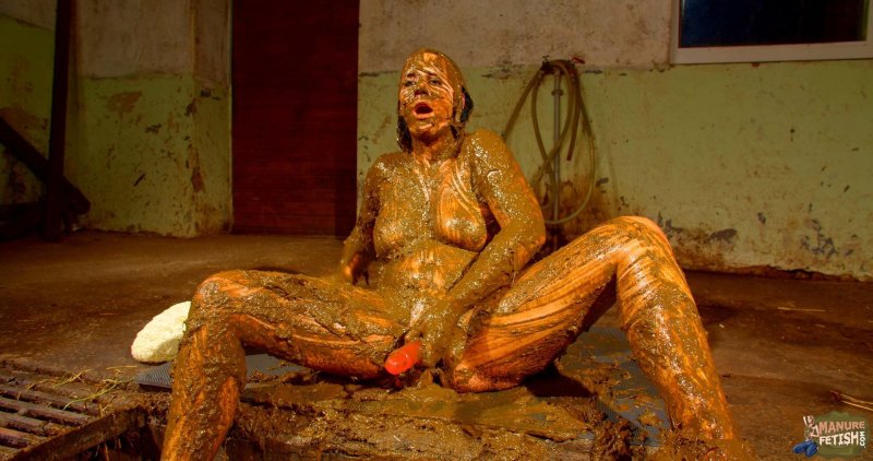 Голые в грязи