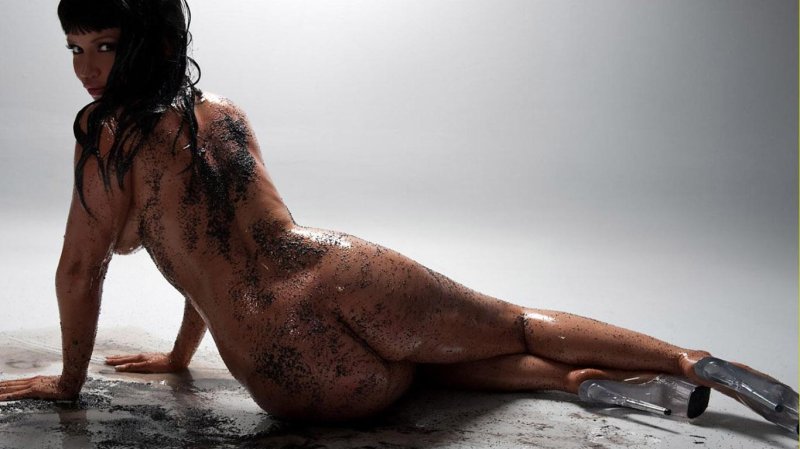 Голая девушка в грязи