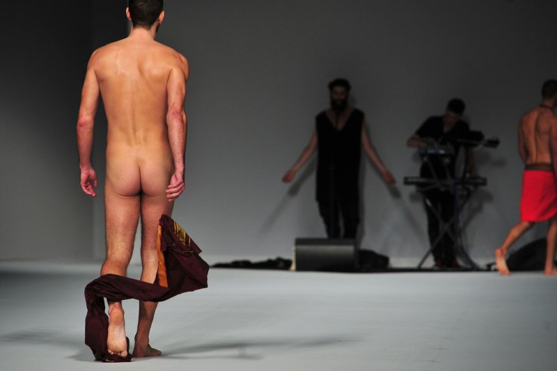Модный показ голых мужиков