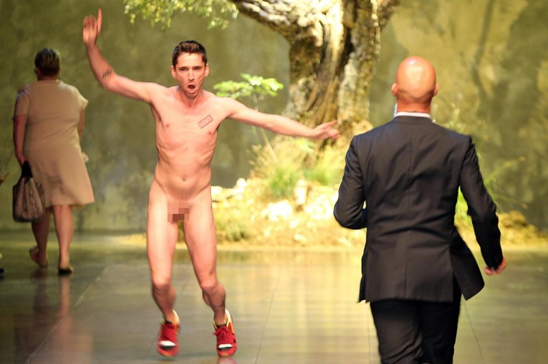 Показ мод голые мужчины