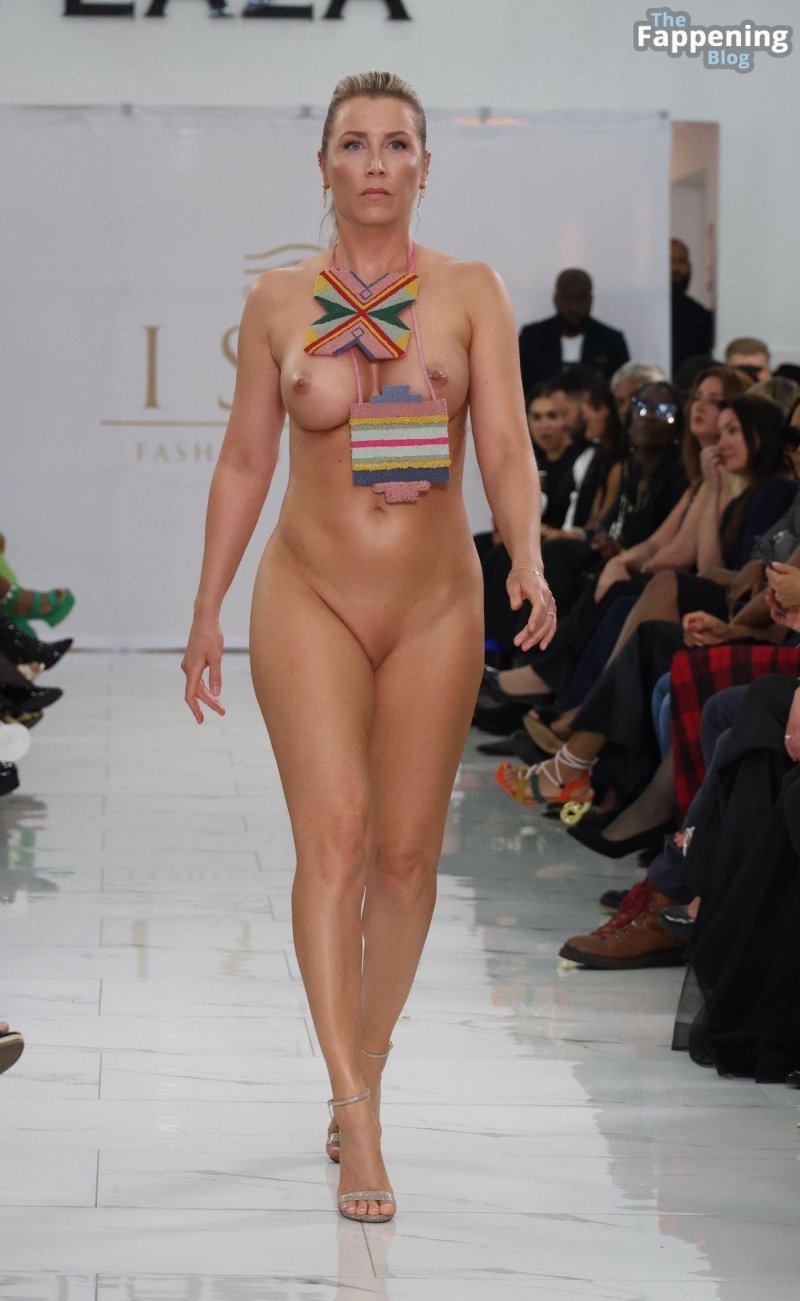 Голые фотомодели на подиуме