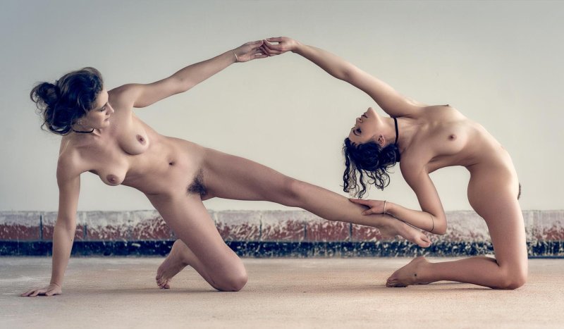 Красивые голые танцовщицы