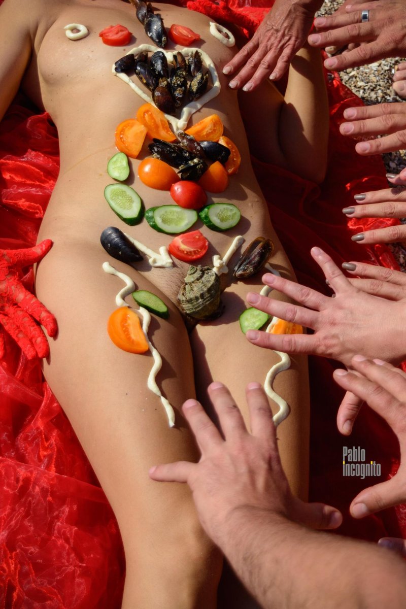 Суши на голой женщине