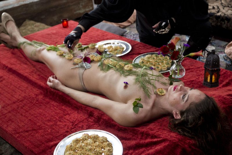 Еда на женщине