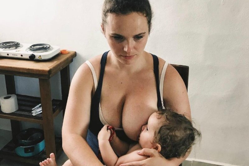 Мама кормит грудью