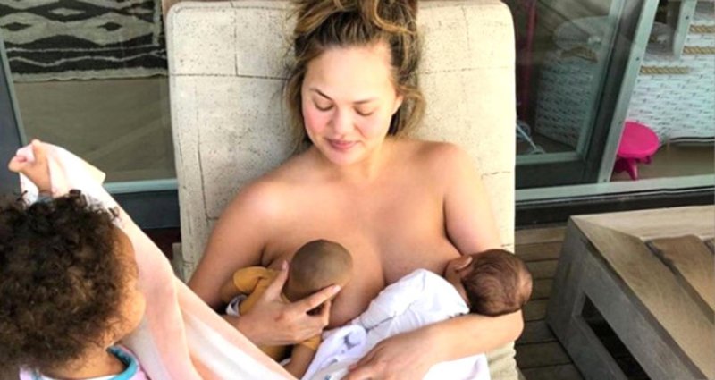 Крисси тейген кормит грудью