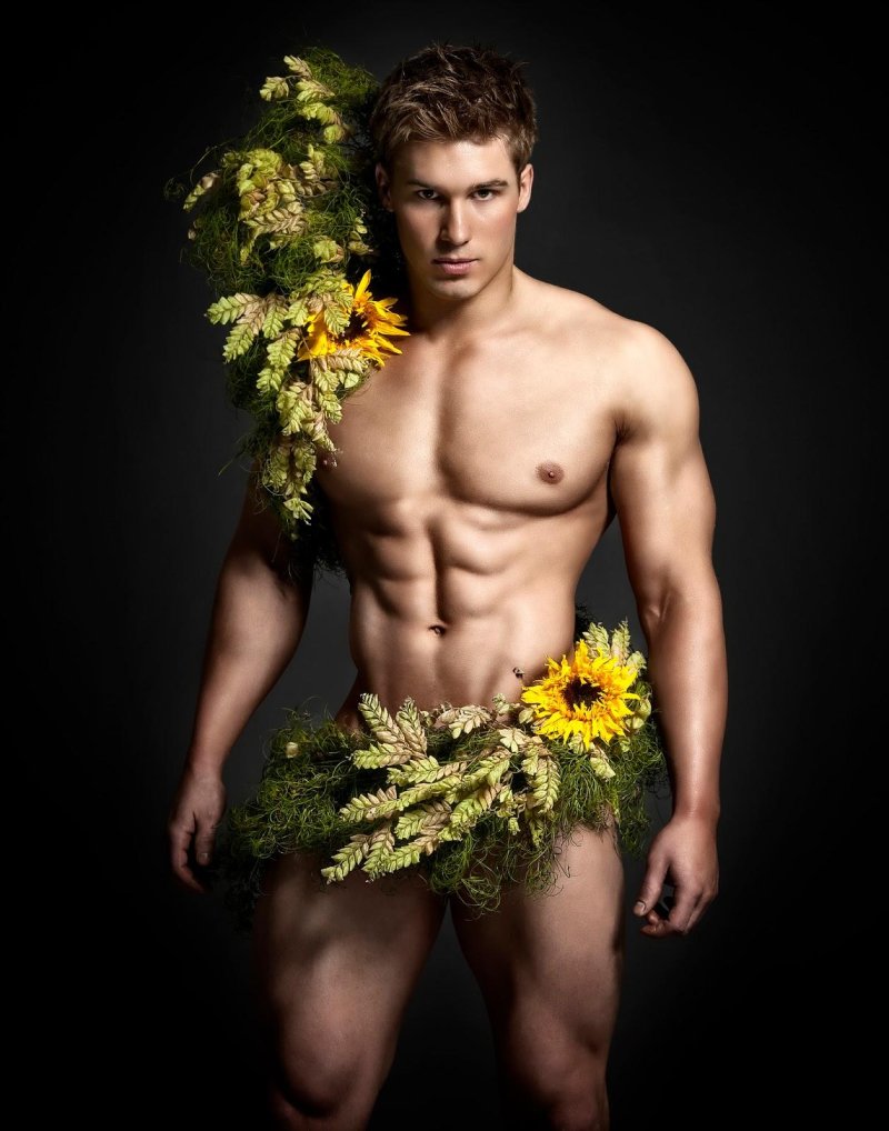 Красивые мужчины с цветами