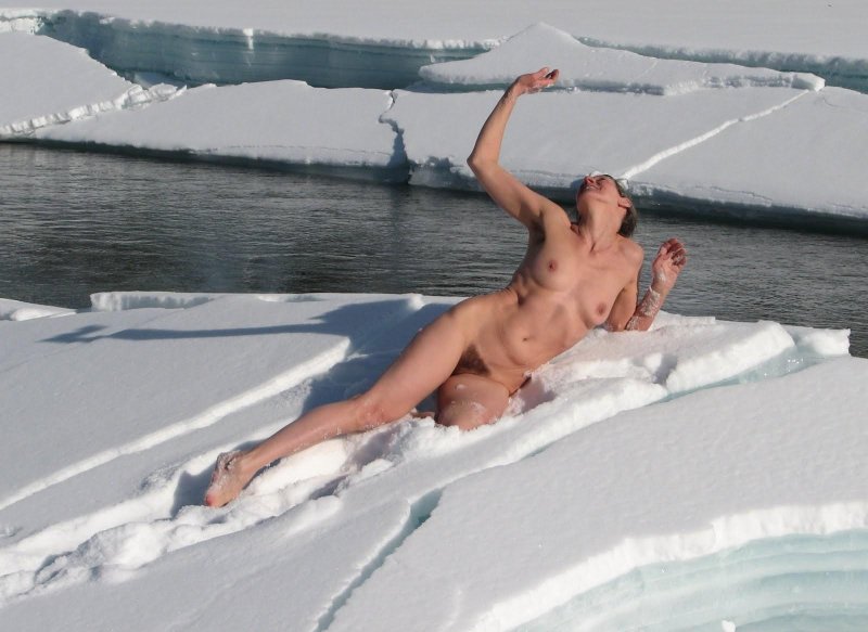 Голая девушка на льду