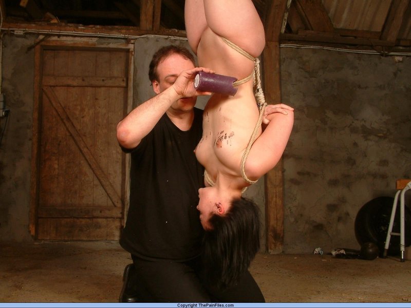 Бдсм подвесили за сиськи