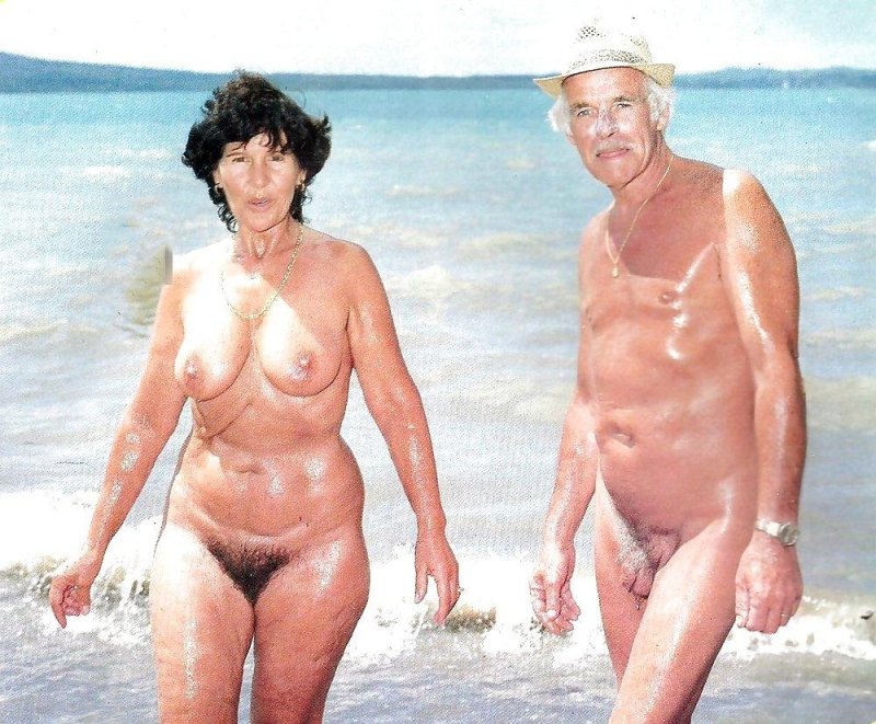 Пожилые голые пары на море
