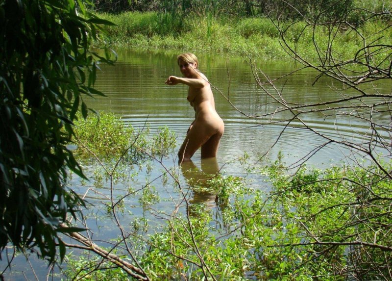 Купание в лесном озере ню