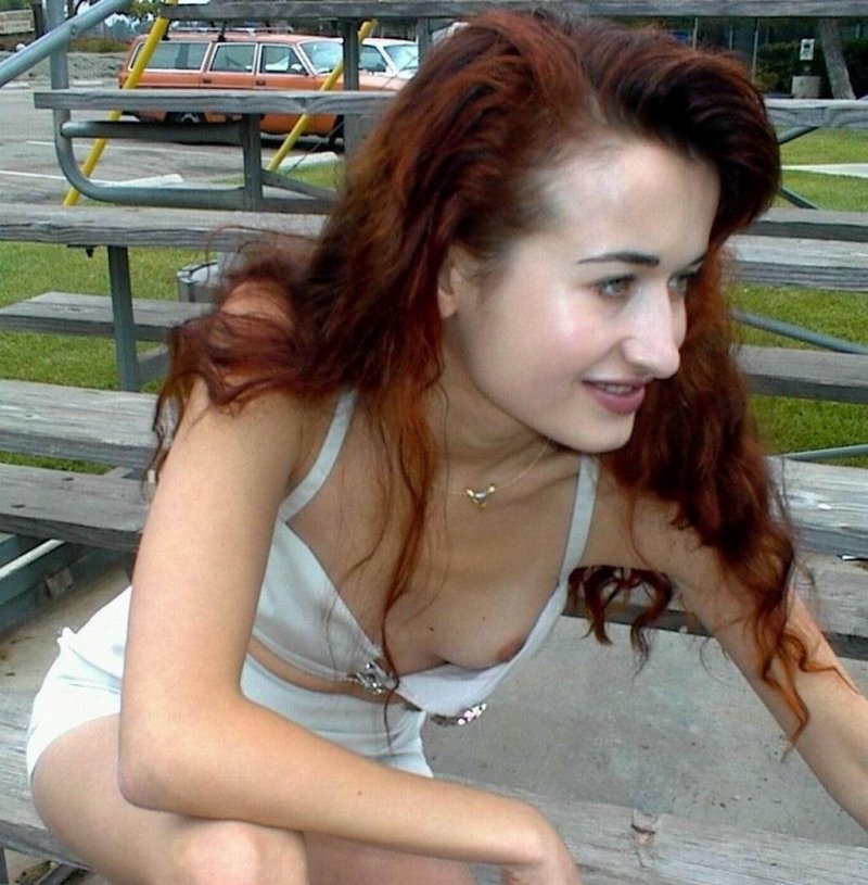 Деревенская девушка засветила грудь