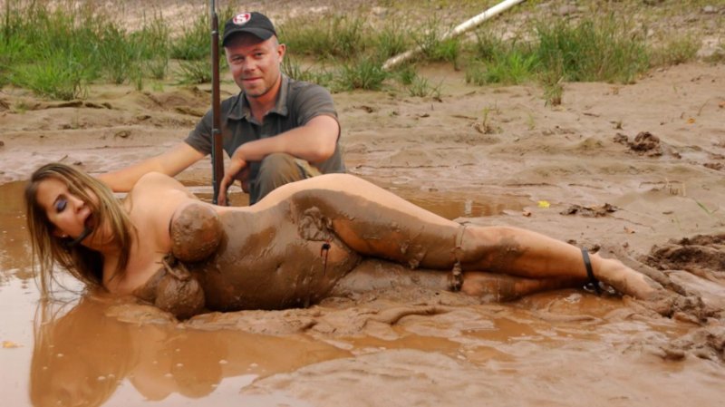 Женщины голышом в грязи