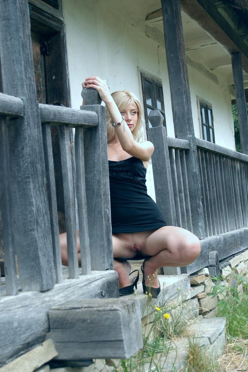 Не стесняется без трусов