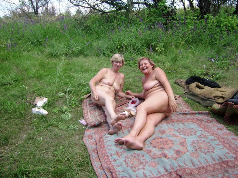 Голая жена на пикнике частное
