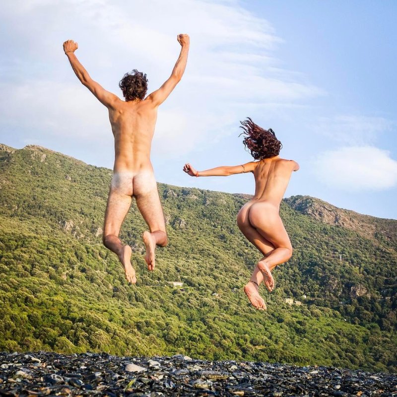 Девушки прыгают в воду ню