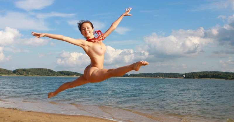 Голышом на море