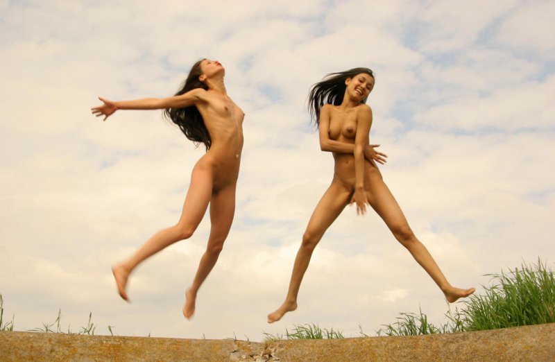 Голые девчонки дурачатся