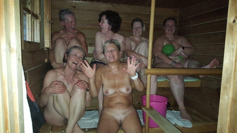 Голые пожилые женщины в бане