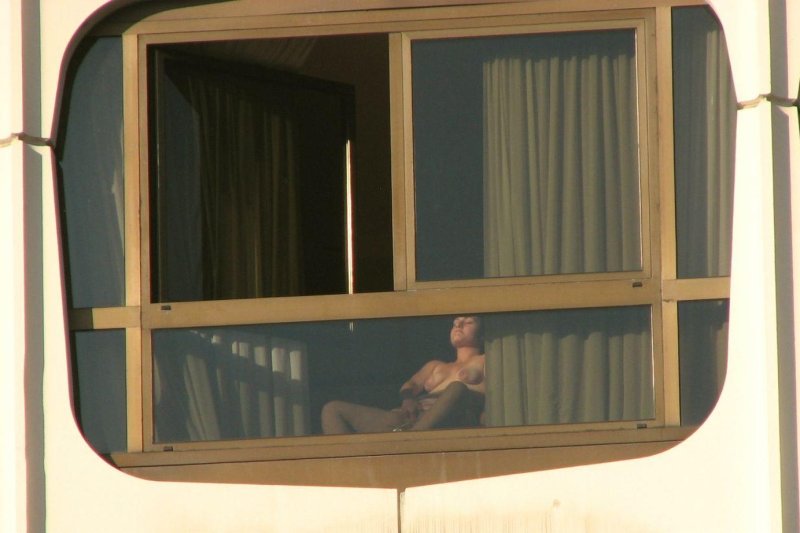 Голая в окне на первом этаже